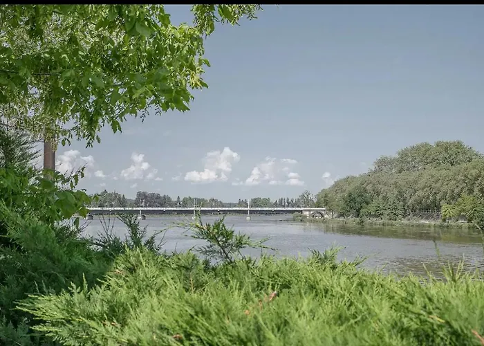 Holiday home Maison Sur L'eau Avec Jardin Et Piscine Bellerive-sur-Allier