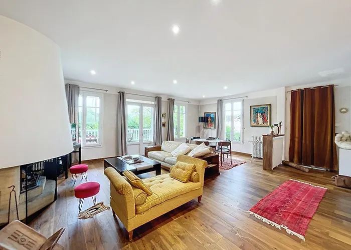 Maison Sur L'eau Avec Jardin Et Piscine *