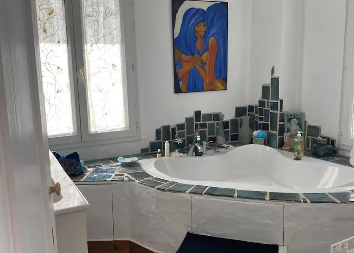 Holiday home Maison Sur L'eau Avec Jardin Et Piscine Bellerive-sur-Allier